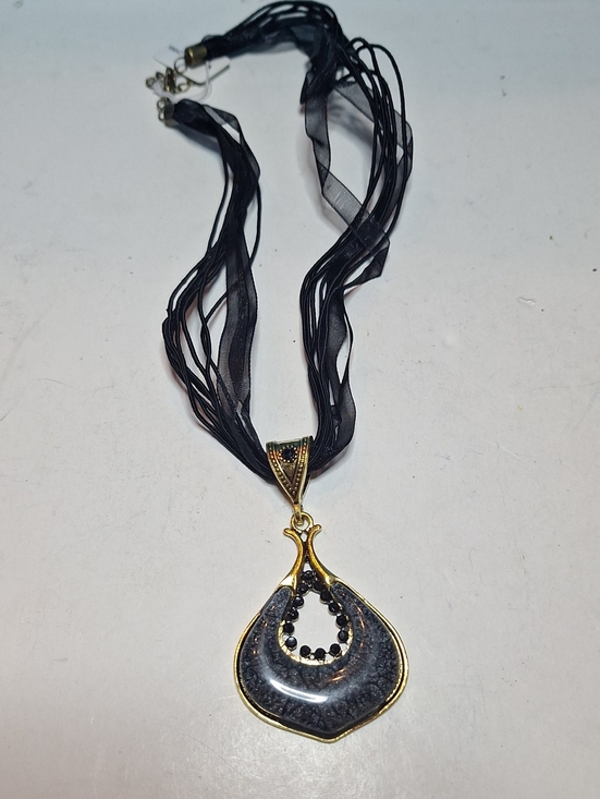 Jewelry - Black & Gold Tone Chunky Tear Drop Fashion Pendant Necklace With Ribbon Chain